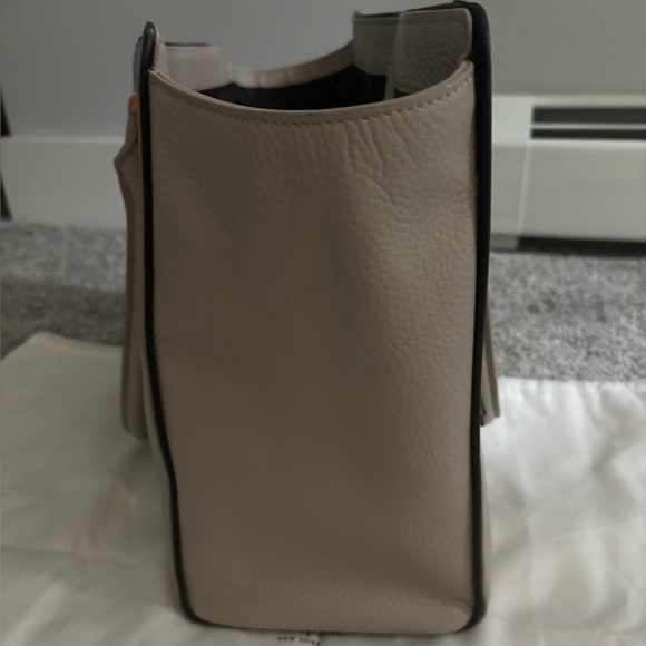 Kate Spade Handbag 👜 Tan exterior, black tassel accent, gold colored hardware. - Picture 3 of 5